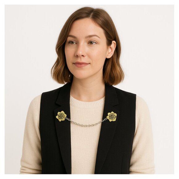 Dainty Flower Sweater Clip | Vintage-Inspired Floral Cardigan Guard - Picture 3 of 10